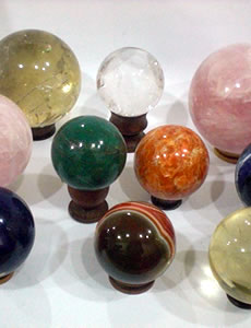 Esferas diversas, com pedras naturais para decoração.