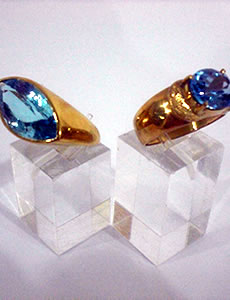 Anéis de Topázio azul com design clássico e moderno