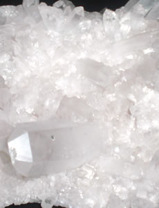 Drusa de cristal natural, tamanhos variados, traz boas energias